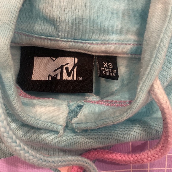 MTV tie dye hoodie (Xs) and forever 21 cut off shorts size 26 - Picture 2 of 4